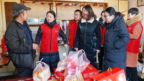 志愿服务传爱心 五台县志愿者协会组织开展送年货 暖冬行志愿服务活动为协会长期关注的孤寡老人和残疾人送上温暖和关爱