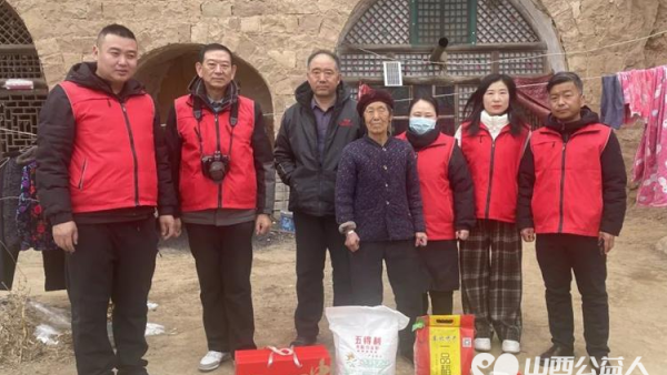 兴县同城爱心公益协会持续开展冬日暖阳慰问活动走进奥家湾乡2户困难家庭给她们送去大米白面黄油等生活用品