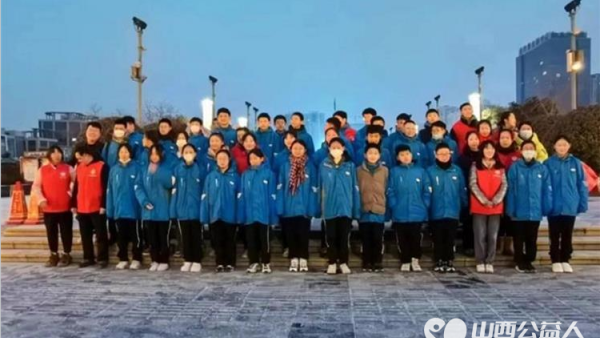运城市实验中学563班志愿者来到南风广场参与到爱心早餐发放活动 雪中送温暖，关爱环卫工