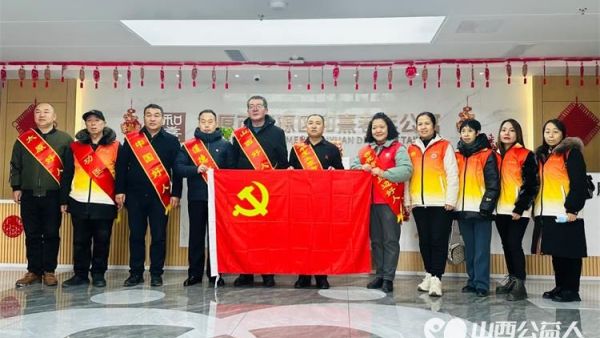 春节前夕太原市烛光志愿服务中心组织志愿者们走进晋源区和熹敬老院给老人们义务理发