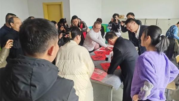 太原市灵星社区服务中心孤独症孩子在骐骥教育书法老师的辅导下学习写春联