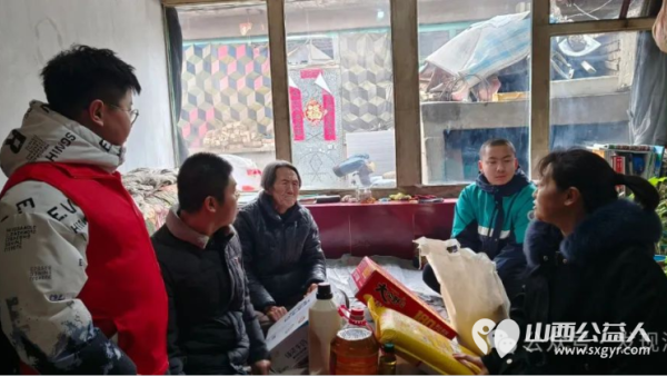 新春走基层 浑源县残志协春节前夕在恒麓社区看望慰问困难残疾群众并送上米面油牛奶方便面洗衣液卫生纸以及春联福字