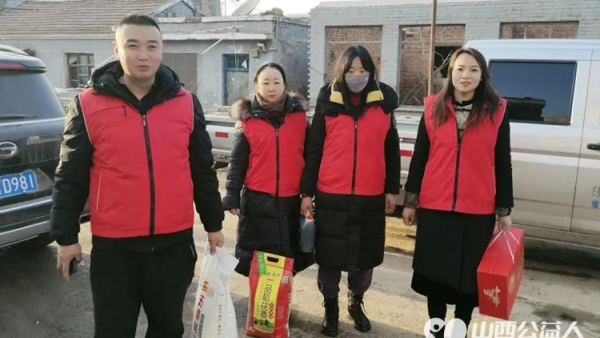 兴县同城爱心公益协会持续开展冬日暖阳慰问活动来到魏家滩镇高家崖村水油塔村慰问贫困户给他们送去大米白面黄油