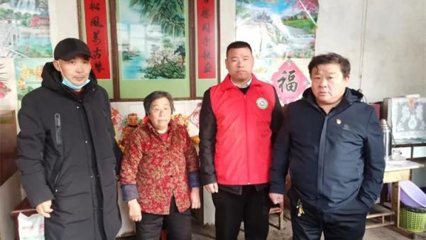 走访慰问送温暖浓浓关怀显真情 长治市上党区义工协会开展春节前走访慰问困难老人活动送上慰问品米面油