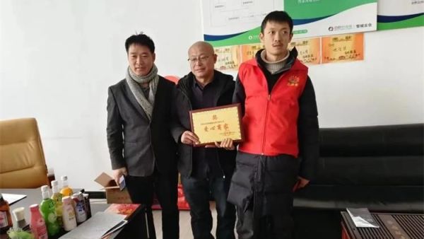 长治市阳光困境儿童帮扶协会领导走进爱心赞助企业赠送牌匾感谢你们的支持