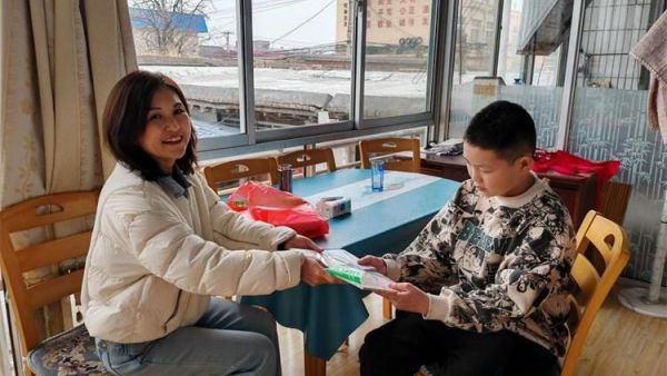 太原市小店街道警民小学朱小丽校长开展了春节前送温暖家访活动给家庭困难学生送去爱心和关心