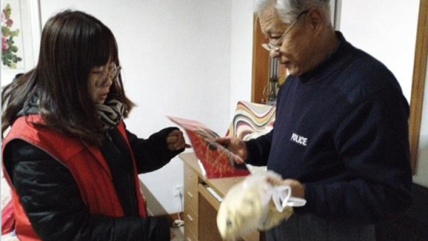 送福到家情暖冬日太原市晋安西街社区开展志愿活动将春联福字和制作好的花馍送到辖区特殊困难群体家中