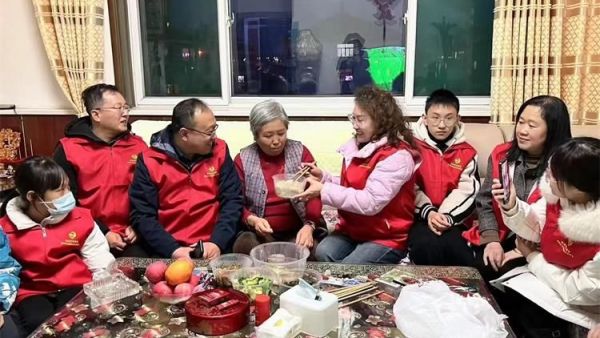 屯留区新时代文明实践中心组织爱心商家留园餐厅志愿者在除夕夜为孤寡老人留守儿童值班医务人员等送上年夜饭