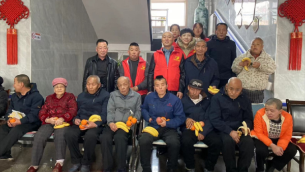 长治市思源公益协会志愿者走进故漳敬老院给老人拜年