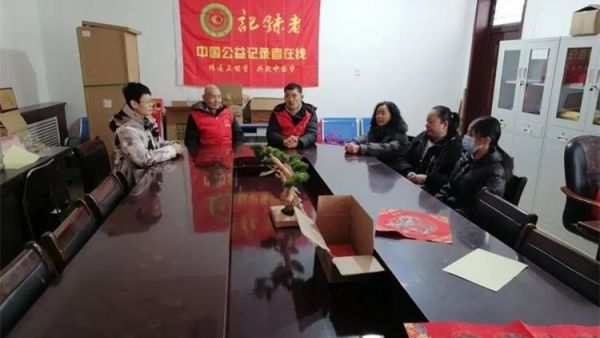 长治市阳光困境儿童帮扶协会举行困境儿童迎新春座谈会感谢长治市月华清真食品有限公司将爱心罐头送给困境儿童