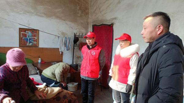潞城区正能量公益协会开展节前走访慰问活动为生活困难老人们送去春节慰问品大米面衣服鞋等生活物资
