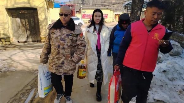 退役不忘从戎志礼送战友庆龙年忻州市退役军人创业就业孵化中心开展退役军人慰问活动送上了面油米等新春慰问品