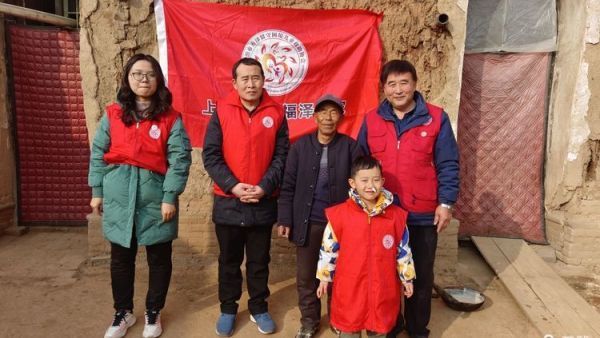 长治市善泽留守困境儿童救助协会志愿者去襄垣县善福镇南娥村看望独居老人高明友