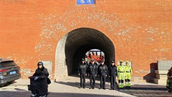 晋中市太谷区心连心志愿者协会配合公安局太谷分局明星派出所在太谷古城帮助引导游客、维护秩序