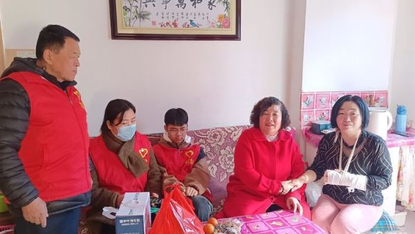 春节公益不打烊：贺新春，心手相连，相亲相爱一家人，忻州红色公益团队慰问志愿者常俊丽
