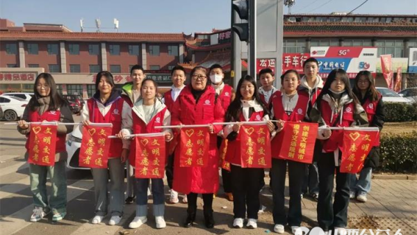 临汾市文明交通志愿者协会由20余名返乡大学生组成了应急救援队针对景区尧庙人流密集区随时到岗维护交通秩序