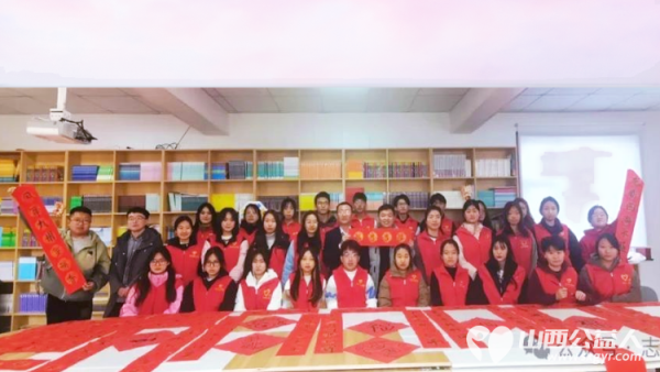 石楼县青年志愿者协会石楼县大学生志愿者联盟举办迎新春送吉祥活动用书法传情写春联送暖