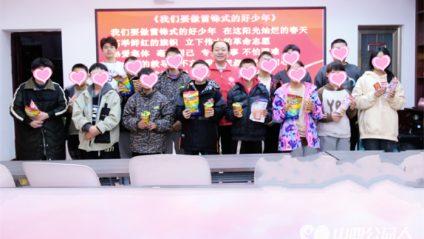 运城市盐湖区第一时间志愿者协会请音乐家雷建军老师弹着琴一句一句地对孩子们进行教唱