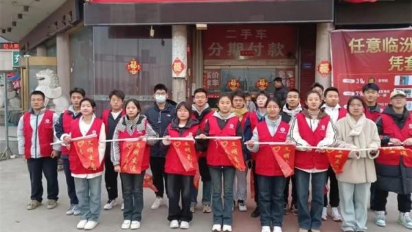 临汾市文明交通志愿者协会志愿者持续开展暖冬行动在尧庙配合交警维护交通秩序