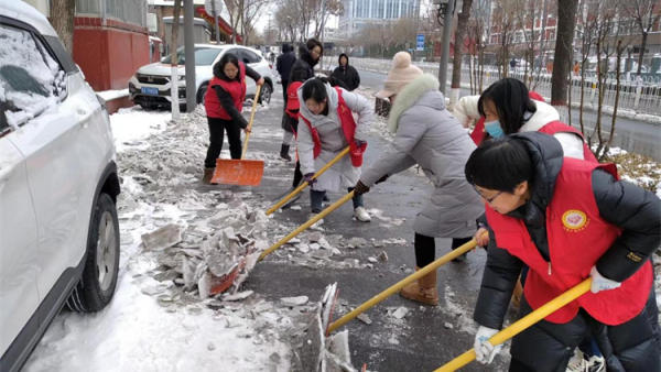 清扫积雪保出行为民服务暖人心太原市小东门社区新时代文明实践站联合杏花岭区杏花红志愿服务中心清除路上冰雪