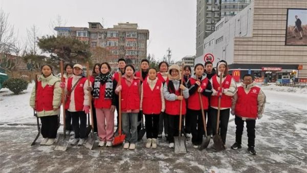 扫雪除冰保畅通寒风扫出暖心路 临汾市文明交通志愿者协会联合城管大队开展扫雪除冰志愿服务活动