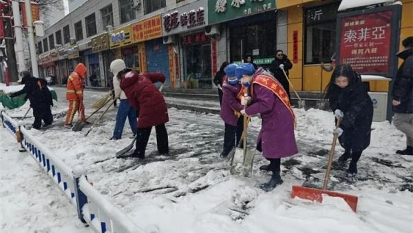 原平市的市直机关、街道社区、商场超市、邻街门店全都动起来手拿扫帚铁锹打扫积雪确保道路安全畅通