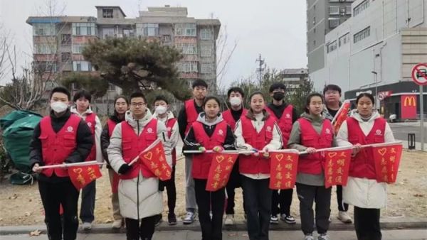 龙腾尧都 情暖平阳 临汾市文明交通志愿者协会在解放西路花果街路口持续开展文明交通志愿服务活动