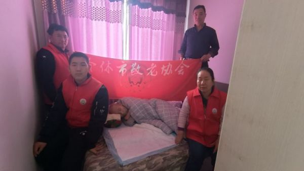 介休市敬老协会敬老爱老助老活动去连福镇刘家山村为特困84岁老人段冲浪送去了新春的关爱和温暖