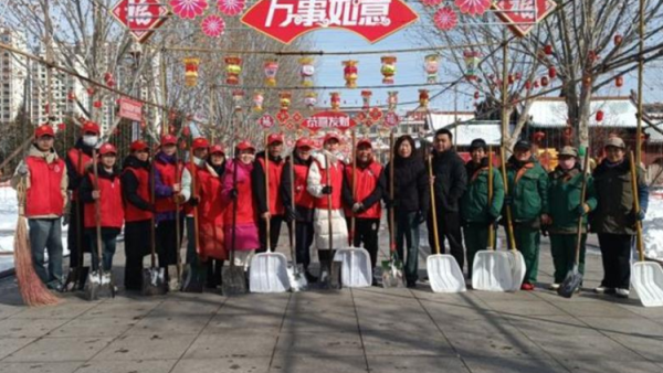 铲冰除雪保出行 志愿服务显文明 ——新时代文明实践 . 潞城区正能量公益协会在行动