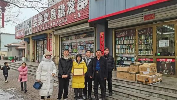 长治市黄碾镇王庄矿美美文具店为长治市阳光困境儿童帮扶协会的困境儿童捐赠的学习用品