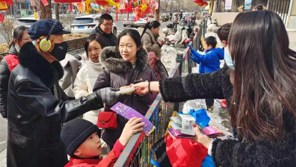 太原市杏花岭区杏花红志愿服务中心联合小东门社区,建设北路小学共同开展了欢欢喜喜闹元宵共同缔造幸福年的元宵节主题活动