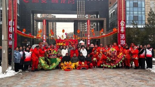 长治市西街街道组织的社火巡演队伍乘坐元宵彩车来到颐龙湾社区表演