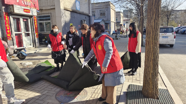 创建卫生城市我们在行动 太原市杏花岭区杏花红志愿服务中心深入机车社区迎春社区等五个社区进行志愿服务清理积雪和杂物