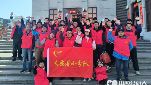 太原市志愿者小分队组织志愿者参加学雷锋活动在小商品市场路段清理环境卫生