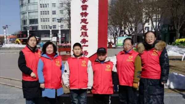 弘扬雷锋精神争做时代先锋 忻州红色公益团队志愿者们组织青少年走进日月广场清理日月广场环境卫生