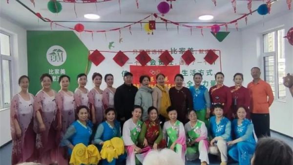 志愿团队关爱长者载歌载舞传递温暖 杏花岭区老年体协舞蹈委员会棋牌委员会来比家美养老院进行慰问活动