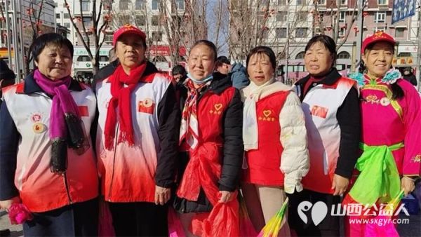 离石区讲文明志愿者协会秧歌队志愿者为吕梁新城壹号全体居民送上扭秧歌活动