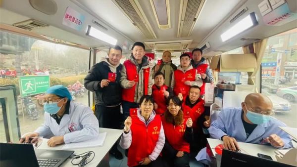 献血光荣 . 光荣献血，山西省道德模范韩俊明参加义务献血活动