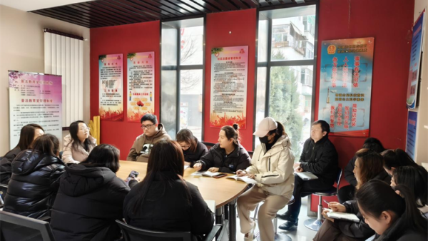 学雷锋活动日助力创卫树新风 杏花岭区杏花红志愿服务队携手敦化坊街道胜利东街社区和大学生志愿者共同开展环境卫生整治志愿活动