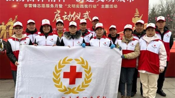 学雷锋纪念日,高平市红十字志愿者向过往群众宣传红十字应急救护知识传承红十字精神