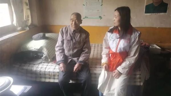 交城县成溪社会工作服务中心志愿者前往洪相镇为特困老人送去打扫卫生等服务