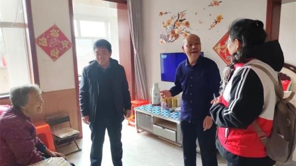 学雷锋•文明实践我行动,交城县成溪社会工作服务中心志愿者入户走访高龄老人