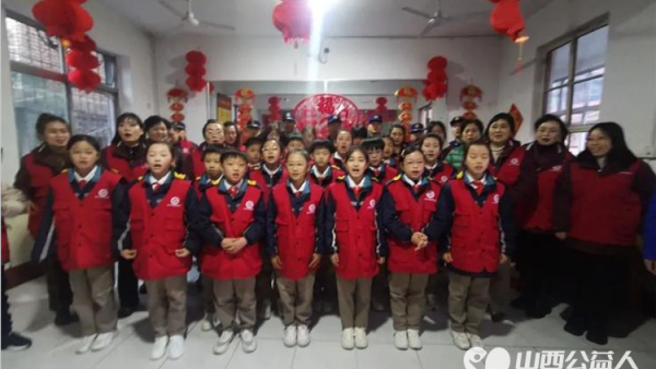 临汾市文明交通志愿者协会携手尧都区西关小学师生平阳街消防救援队来到夕阳红养老院打扫环境卫生文艺演出