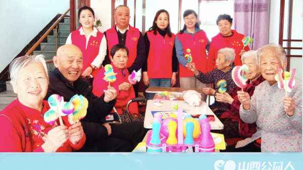 山西省省直机关后勤保障中心综改保障部一行来我东岳老年公寓慰问老人义务劳动创意手工制作击鼓传花等活动