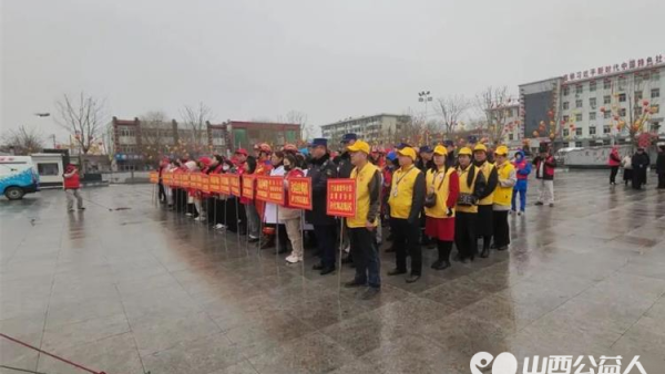 学习雷锋----我们在行动 河曲县爱华公益志愿者协会组织志愿者免费给居民理发
