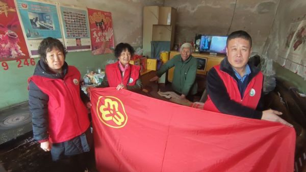 介休市敬老协会敬老爱老助老行动走进绵山镇马堡村83岁特困老人任三女家中