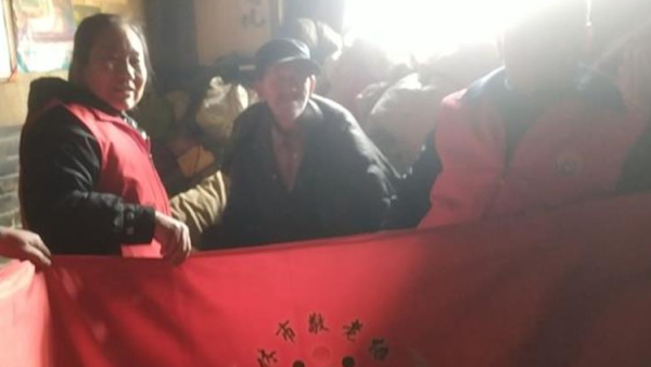 介休市敬老协会敬老爱老助老行动走进绵山镇焦家堡村83岁特困老人张雄飞家中为老人理发打扫卫生包美味的饺子