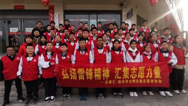 临汾市文明交通志愿者携手交警支队直属一大队交警在水厂十字岗联合开展了文明交通宣传一盔一带志愿服务活动