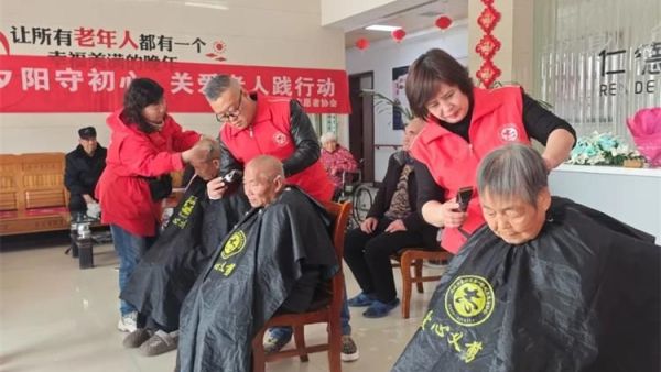 爱心奉献情暖老人 盐湖区第一时间志愿者协会来到仁德养护院为老人们送去理发剪指甲等暖心服务