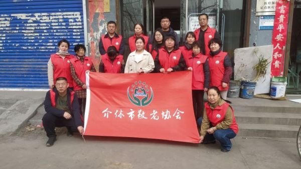 介休市敬老协会敬老爱老助老行动----在张兰镇仙台村理发师为老人爱心理发,绵山眼科医护人员为老人量血压、测血糖、测视力、裂隙灯